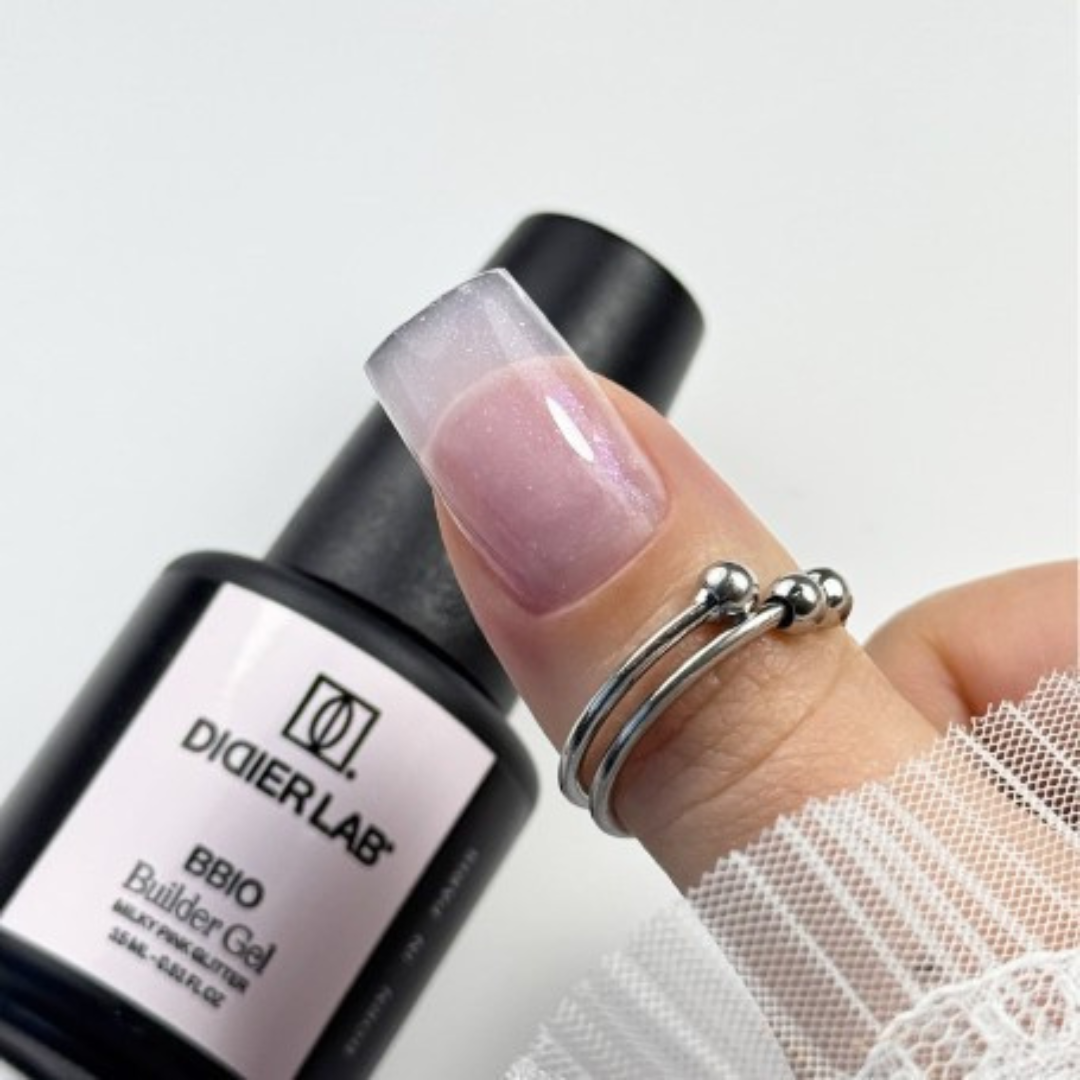 zbliżenie odcienia milky pink glitter żelu w butelce bbio