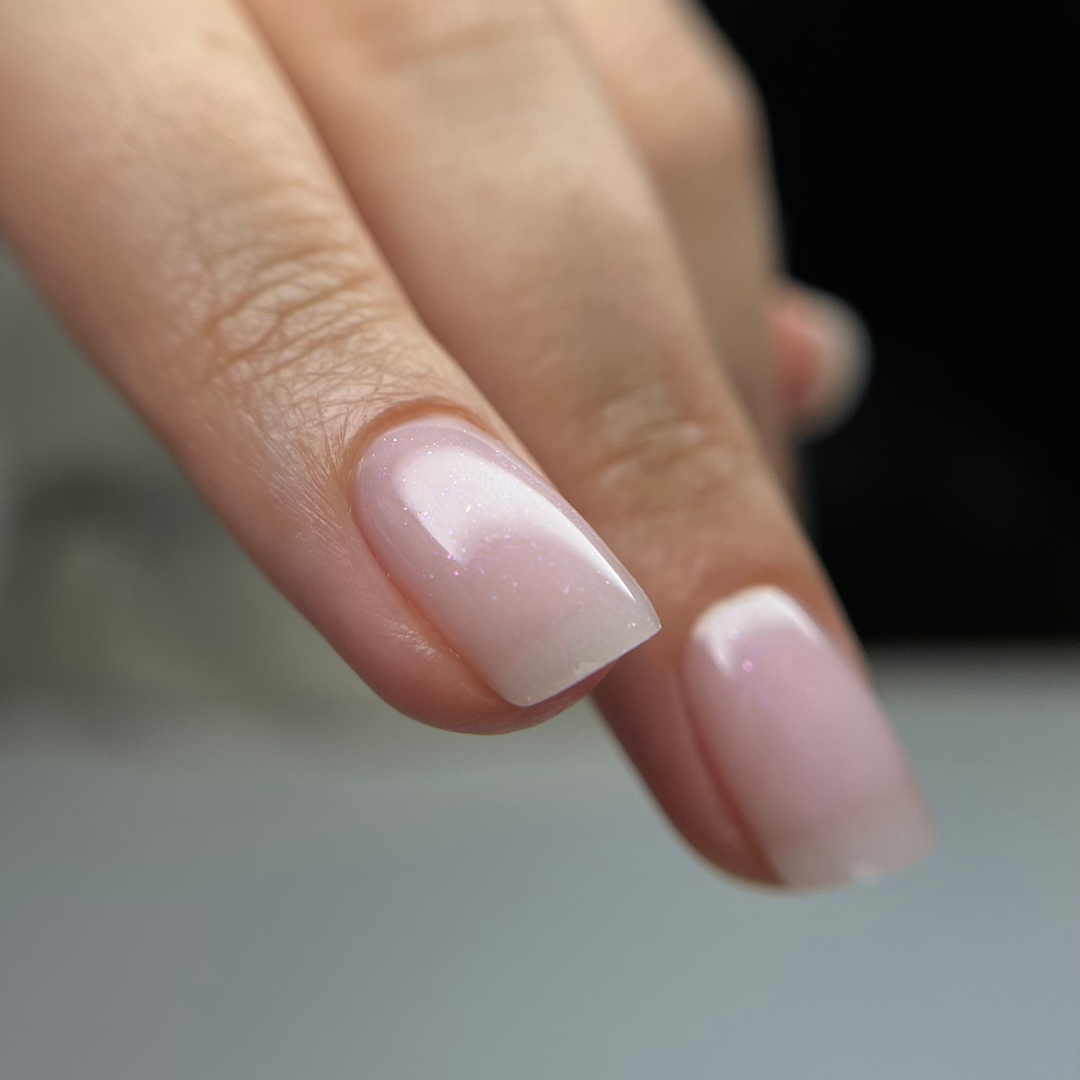 zbliżenie odcienia milky pink glitter żelu w butelce bbio